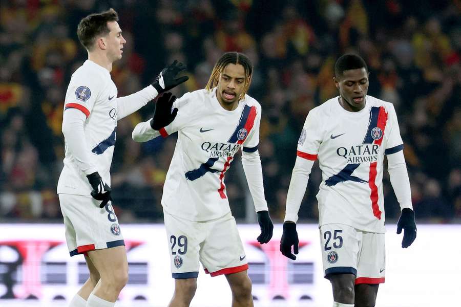 Los goleadores parisinos del partido: Fabián y Barcola