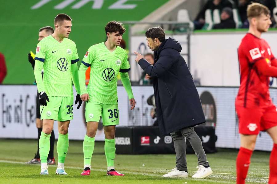 Ambros (č. 36) dostává pokyny od trenéra Wolfsburgu Nika Kovače.