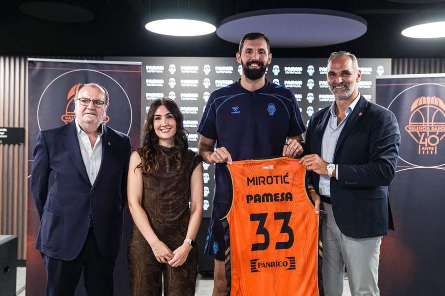 Mirotic, presentado en el Valencia Basket con el patrocinio de Pamesa Mirotic, presentado en el Valencia Basket con el patrocinio de Pamesa