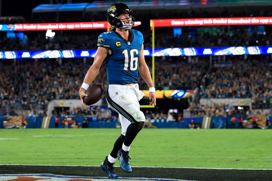 Jaguars QB Trevor Lawrence scores a touchdown in Week 5 matchup against the Kansas City Chiefs