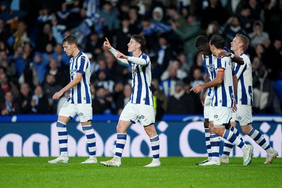 Turrientes celebra com os seus companheiros o 2-1 da Real Sociedad