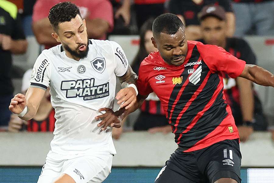 Athletico-PR e Botafogo se enfrentam neste domingo em jogo atrasado do Brasileirão