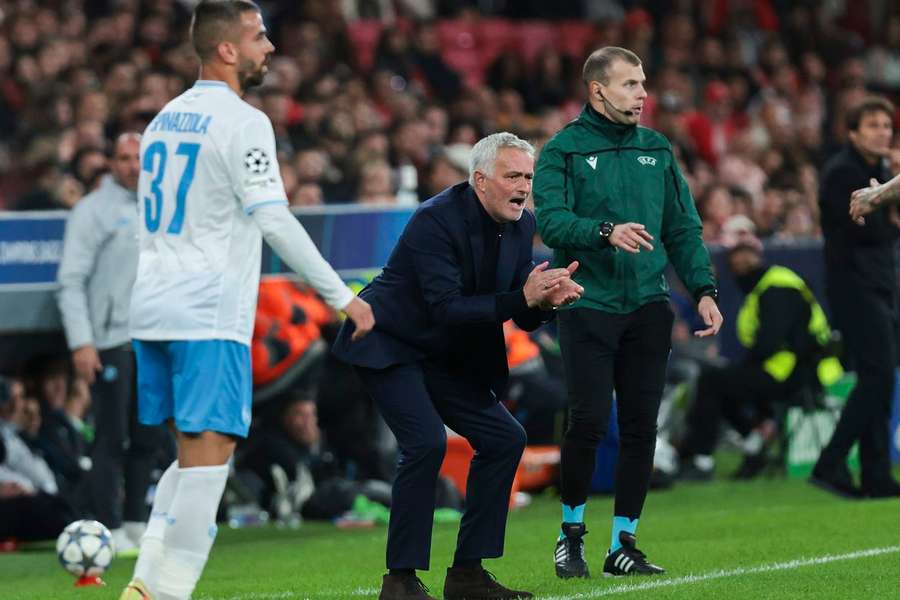 Mourinho na partida com o Nápoles