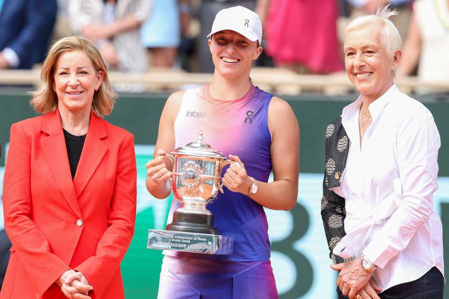 Chris Evert, Iga Swiatek e Martina Navratilova em Paris, em 2024