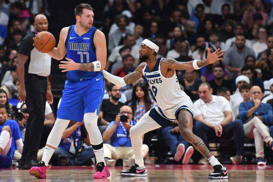Luka Doncic durante um jogo contra Minnesota