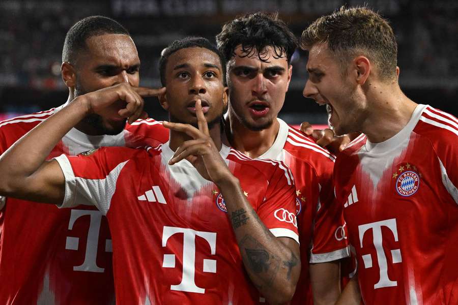 Olise celebra el segundo del Bayern