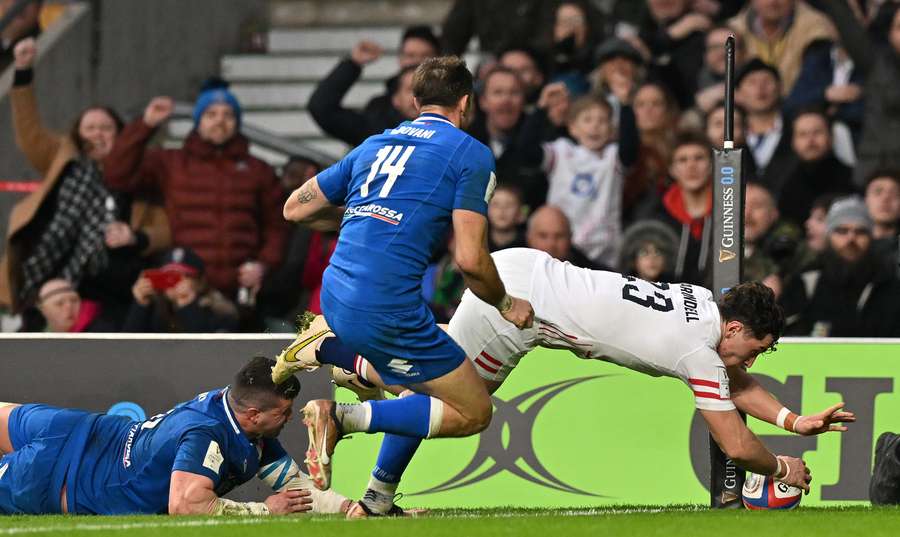 England's full-back Henry Arundell scores the team's fourth try