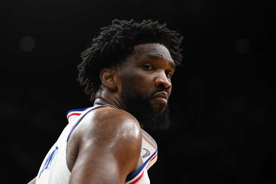 Joel Embiid durante jogo contra o Boston
