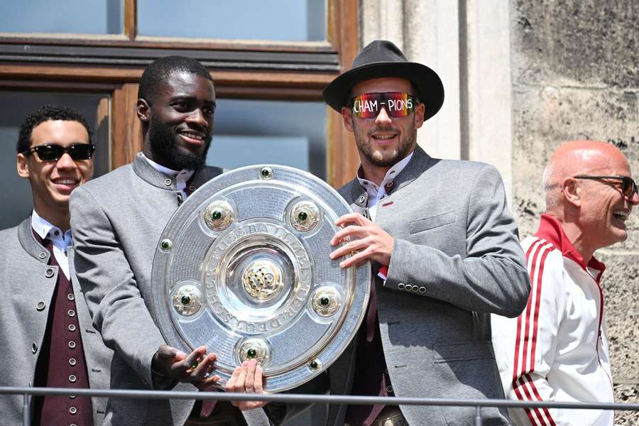 Upamecano und Goretzka mit der Meisterschale im Jahr 2025.