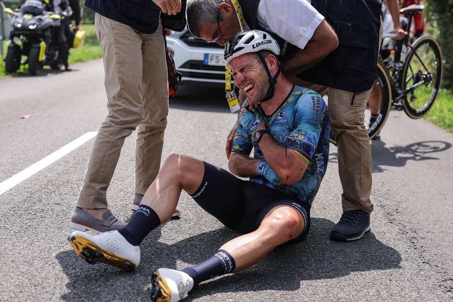 Mark Cavendish udgik lørdag af Tour de France, efter han havde været en tur i asfalten.