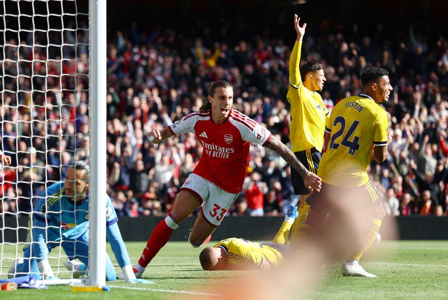 Arsenal hraje na domácí půdě s Leedsem. Arsenal hraje na domácí půdě s Leedsem.