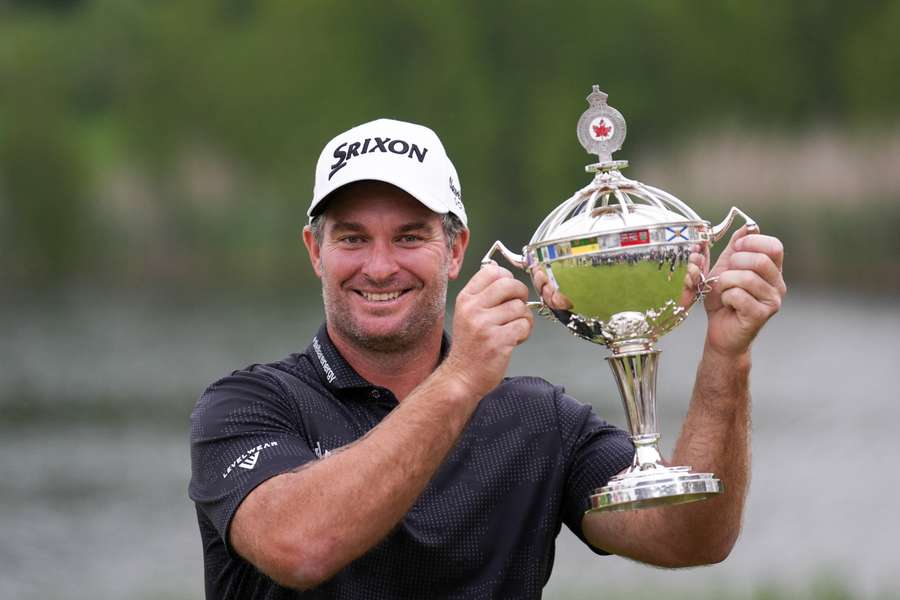Ryan Fox célébrant son titre.