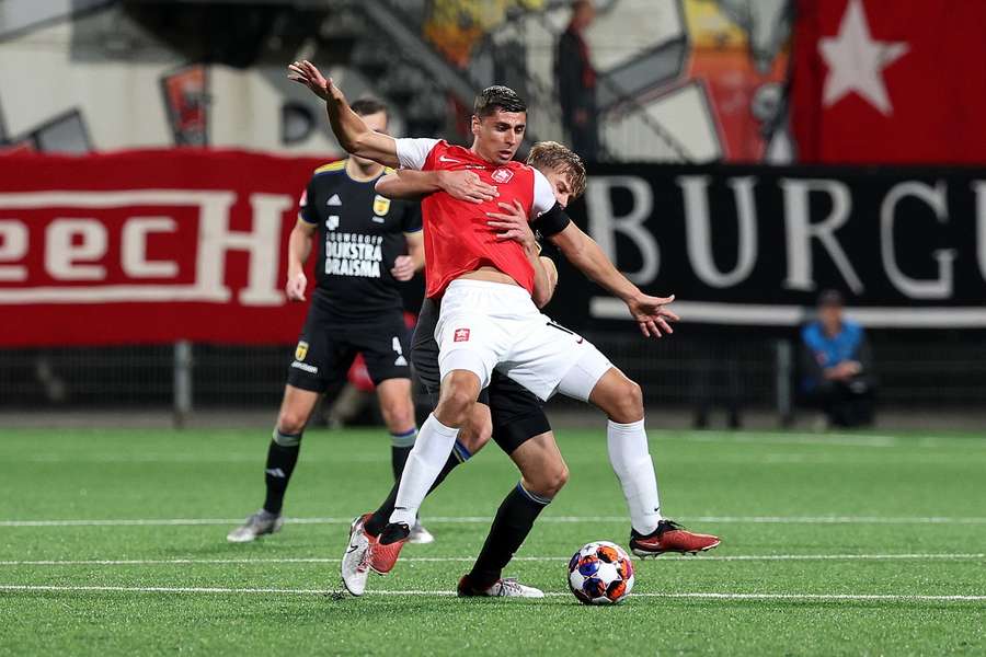 Koen Kostons met de voetjes van de vloer in de wedstrijd tegen SC Cambuur