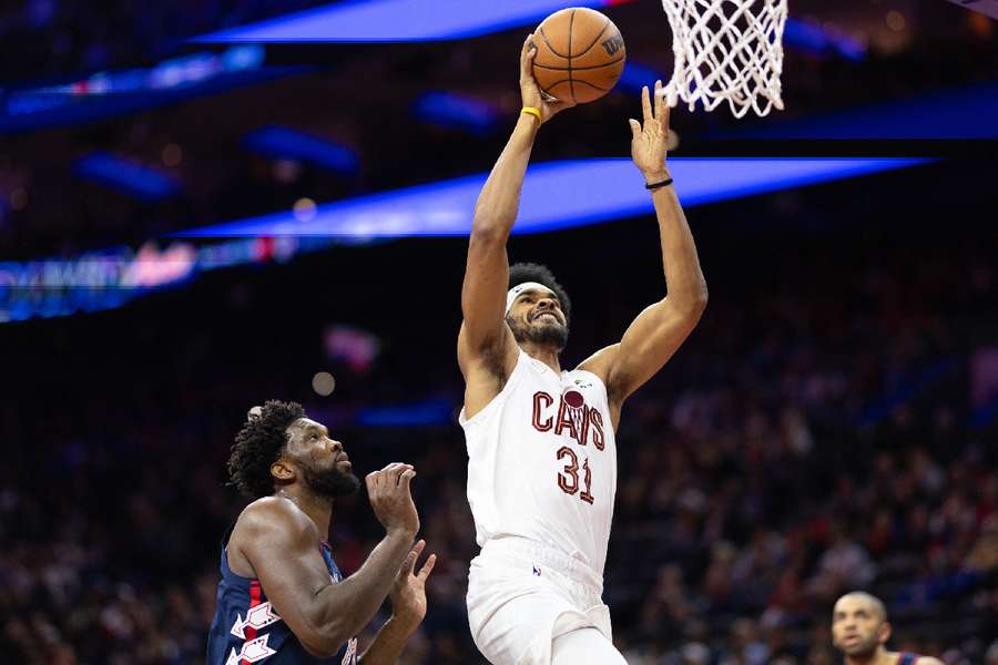 NBA roundup: Cavliers center drives for a dunk shot