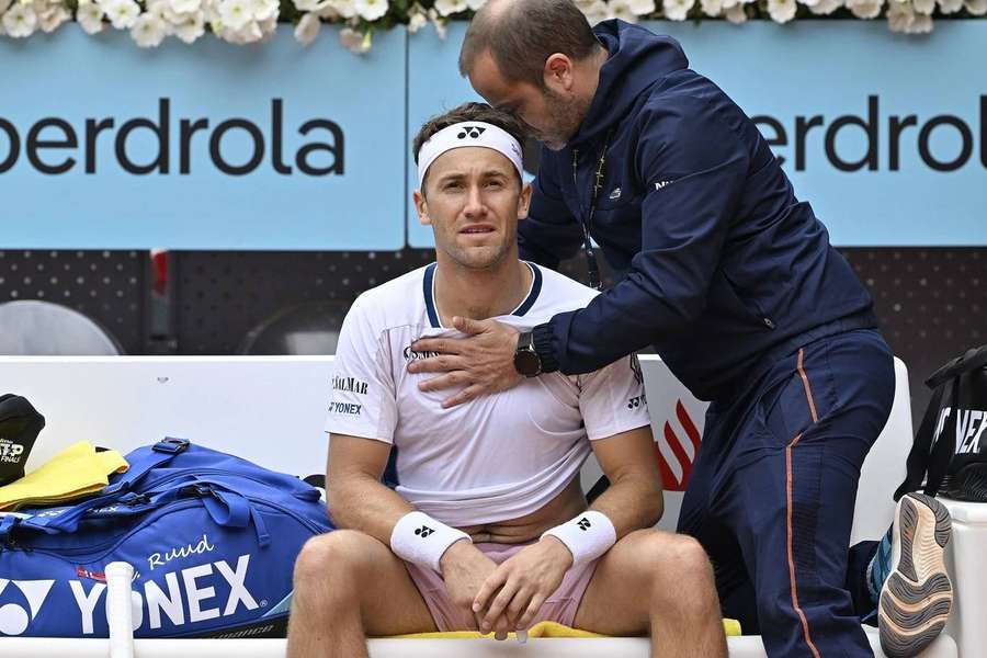 Casper Ruud se nechal v průběhu zápasu ošetřovat.