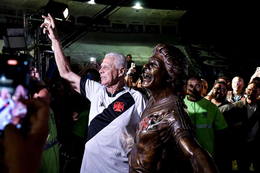 Vasco-Legende Dinamite mit einer ihm zu Ehren errichteten Statue im April 2022