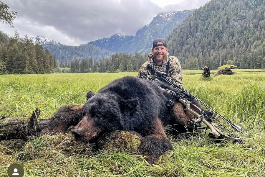Wentz, junto al oso que cazó en Alaska.
