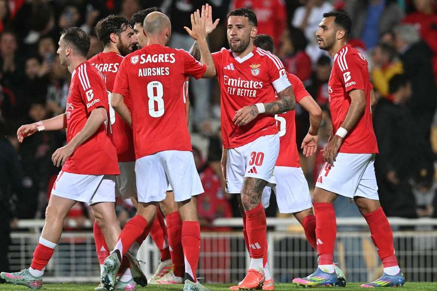 Otamendi celebra su gol ante el Estoril