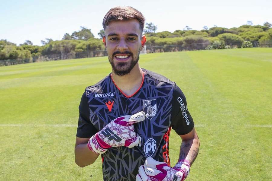 João Oliveira assinou pelo Vitória SC