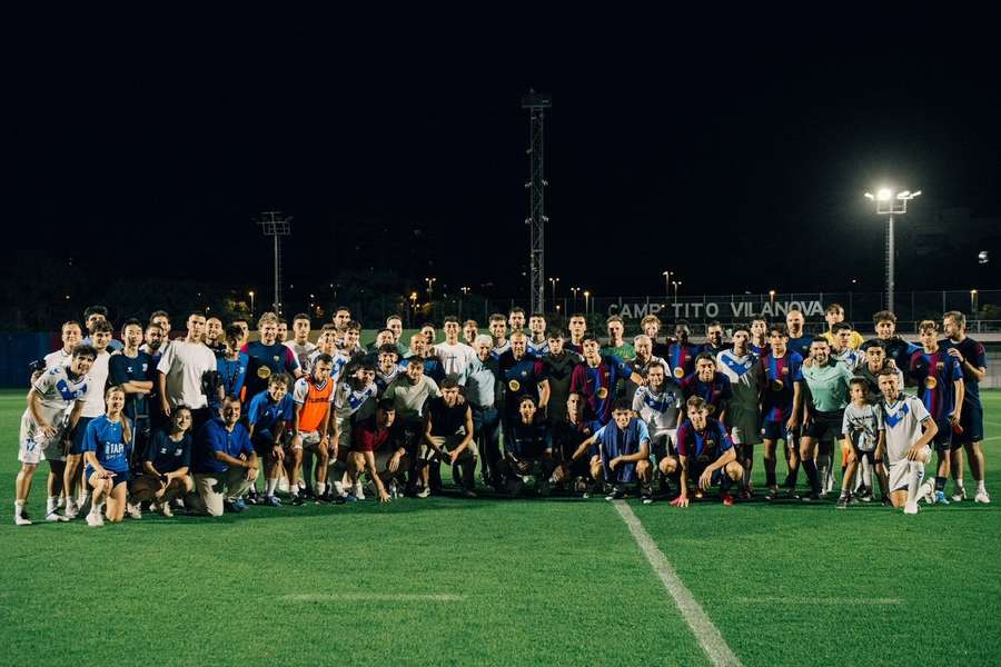 Foto de familia del Barça y del Europa tras el partido de entrenamiento en la Ciudad Deportiva