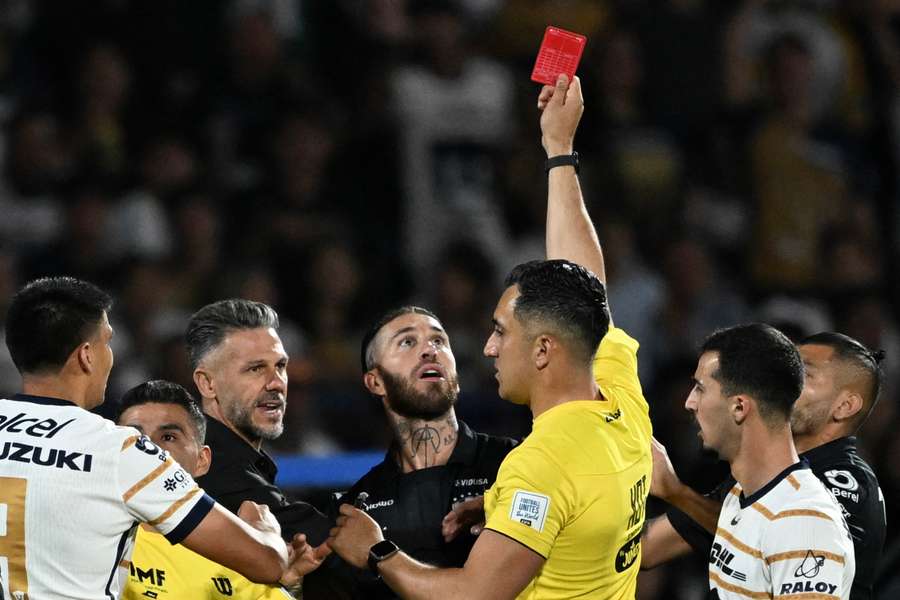 Sergio Ramos suma su primera expulsión en México