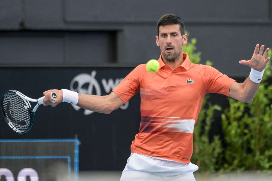 Novak Djokovic volta a estar em risco de perder torneios devido às regras de vacinação da COVID-19