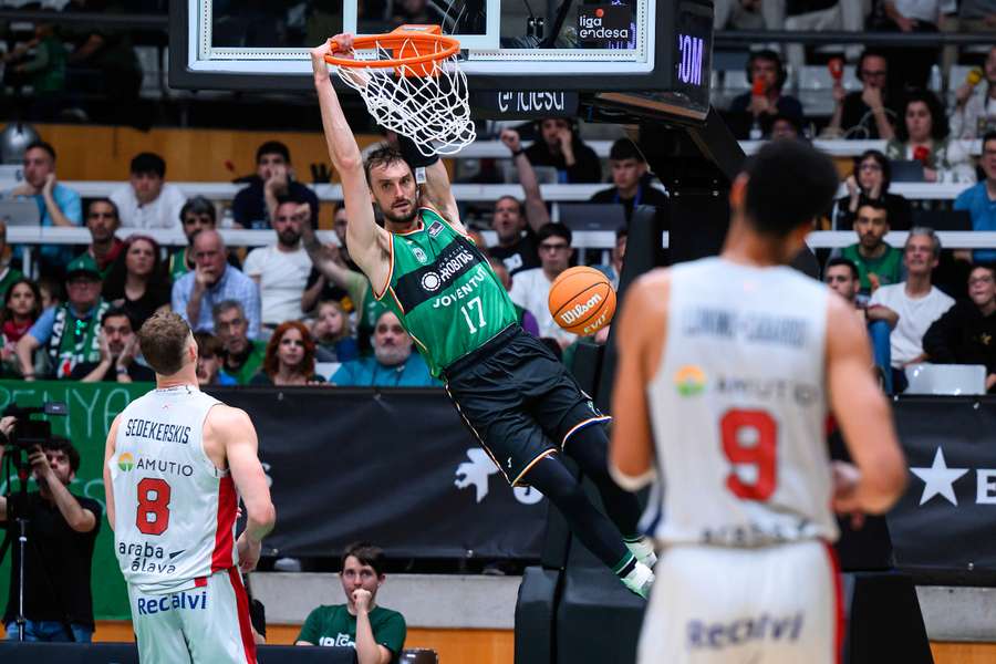 Sam Dekker machaca el aro del Baskonia