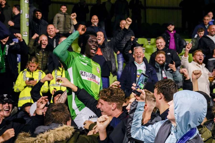 Korede Osundina op de schouders na de 4-0 overwinning tegen Jong Ajax