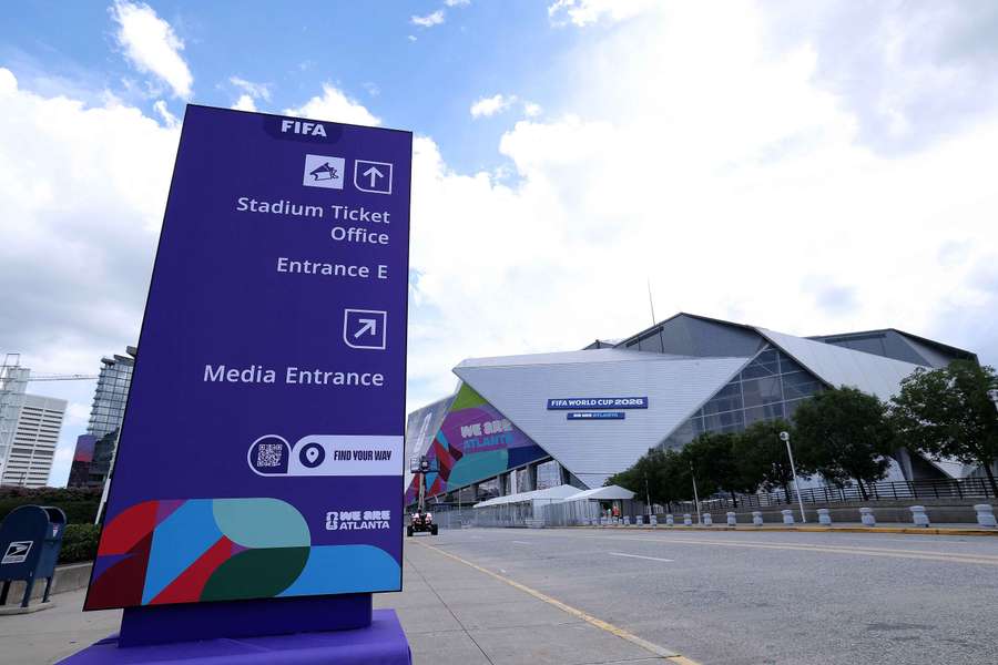 Stadion Mercedes-Benz, gdzie trwają prace nad zmianą oznakowania na "Atlanta Stadium" przed MŚ 2026, 30 maja 2026 r. w Atlancie w stanie Georgia. 