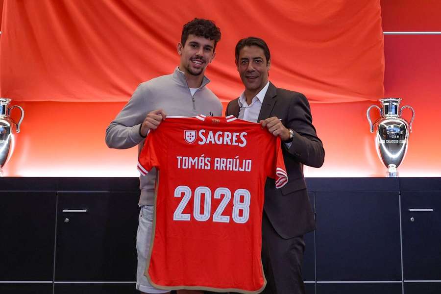 Tomás Araújo renova contrato com o Benfica