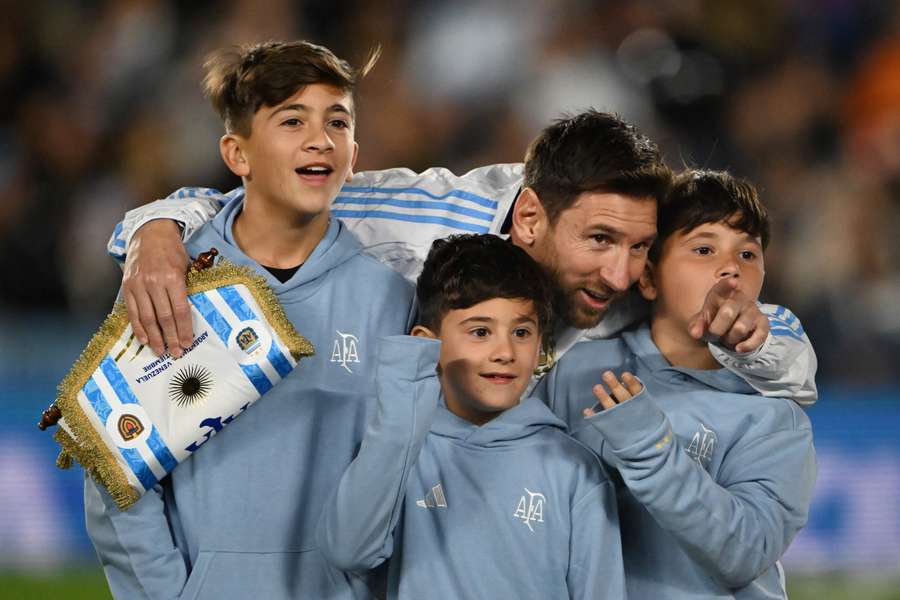 Messi coi figli durante l'inno