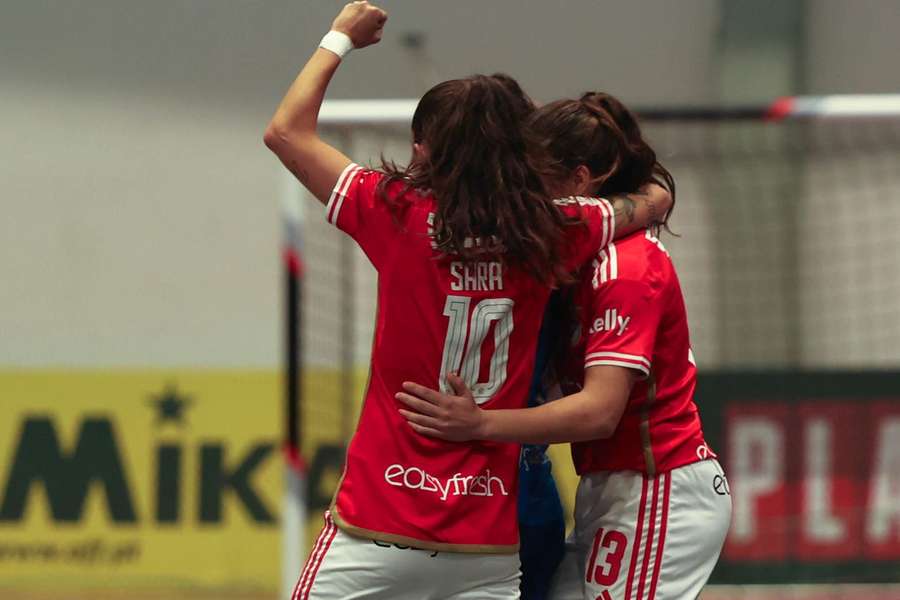 Jogadoras do Benfica festejam triunfo por 4-2