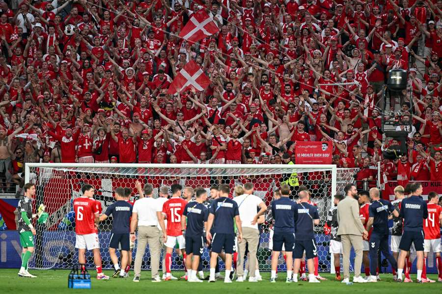Die Dänen feiern das 1:1-Unentschieden gegen England.