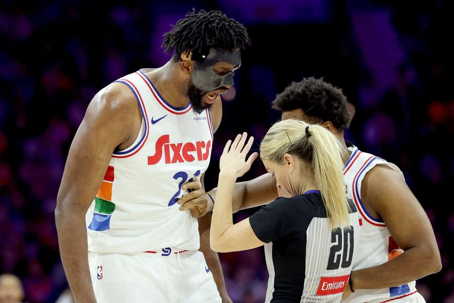 Embiid protesta ante la árbitra.