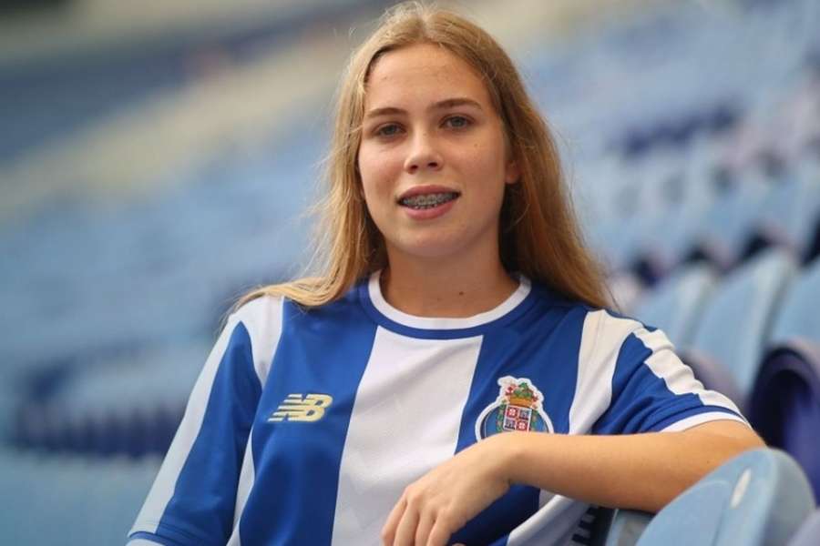Mariana Queirós segue no emblema azul e branco