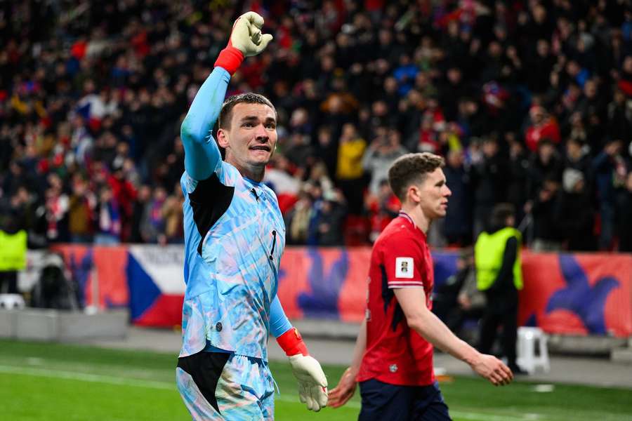 Kovář byl v penaltách opět oporou. Kovář byl v penaltách opět oporou.