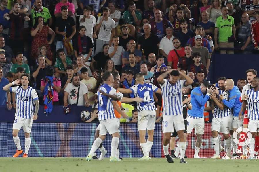 Jogadores do Alavés comemoram a promoção para a Primeira Divisão