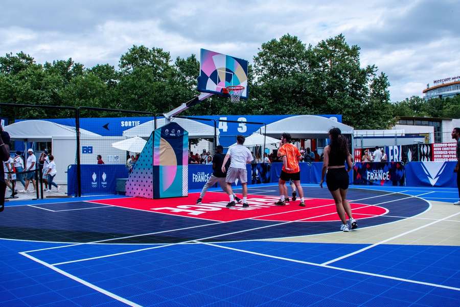 Een basketbalplein in Parc de la Villette