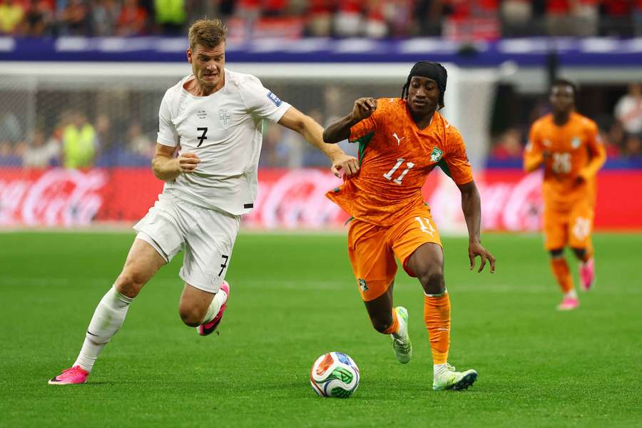Yan Diomande lucha por un balón con el atlético Sorloth en el pasado Mundial