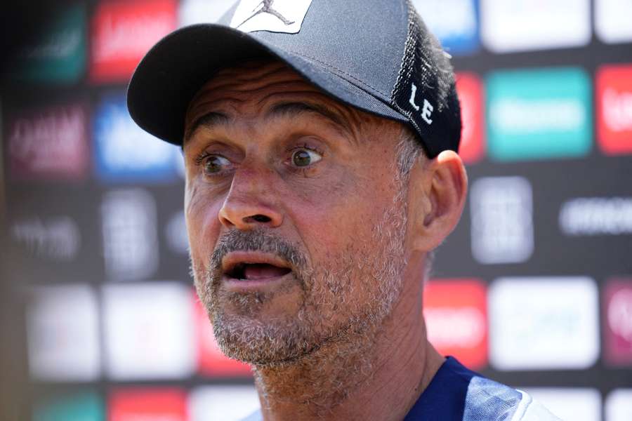 Luis Enrique při rozhovoru s novináři. Luis Enrique při rozhovoru s novináři.