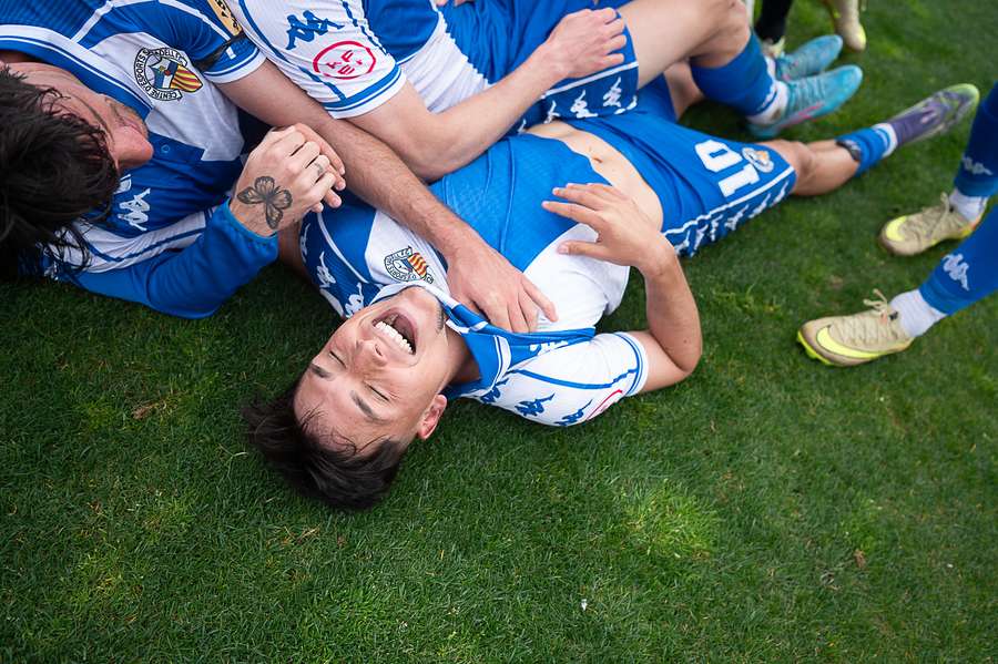 Miguelete celebra con sus compañeros el ascenso