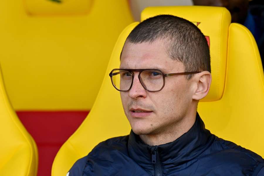 Kielce, 22.03.2026. Trener Arki Gdynia Dawid Szwarga podczas meczu 26. kolejki piłkarskiej Ekstraklasy z Koroną Kielce.