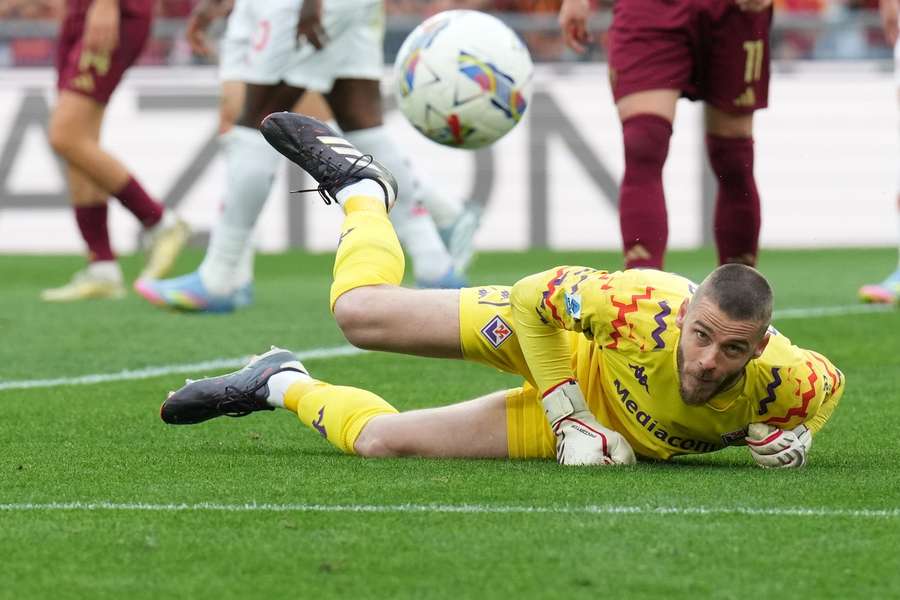 Portarul Fiorentinei, David de Gea, în timpul meciului cu Roma din Serie A Portarul Fiorentinei, David de Gea, în timpul meciului cu Roma din Serie A