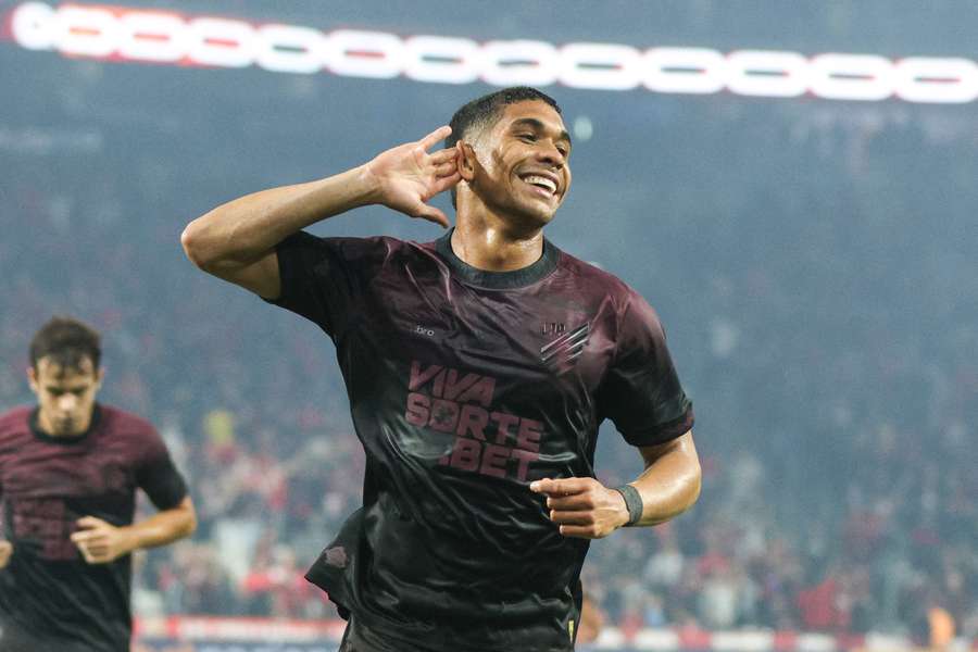 Julimar fez os dois gols da vitória do Athletico-PR na Arena da Baixada