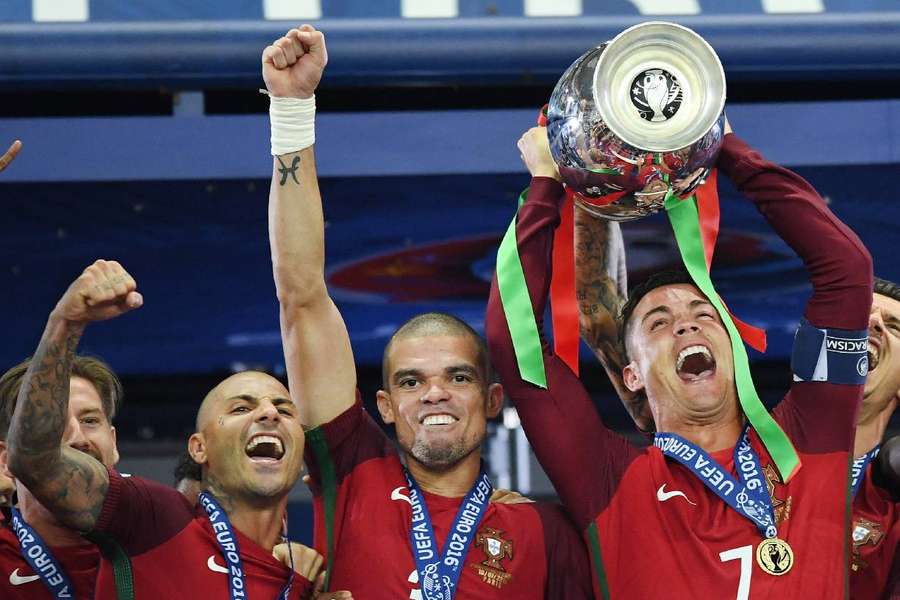 Ronaldo ergue o troféu do Euro-2016