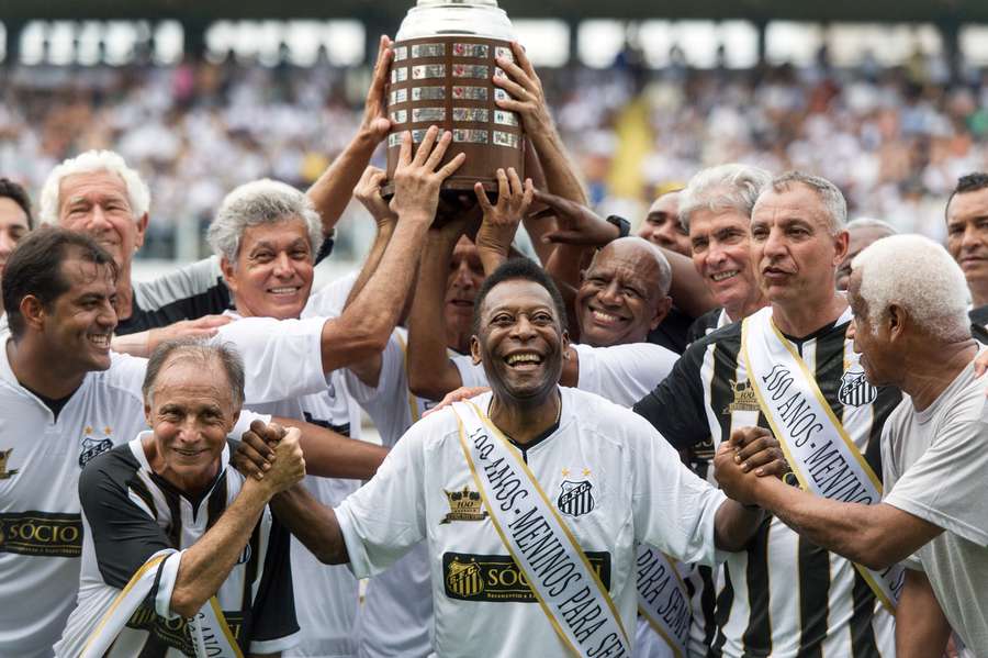 Velhas glórias do Santos, com Pelé ao centro, no 100.º aniversário do clube Velhas glórias do Santos, com Pelé ao centro, no 100.º aniversário do clube