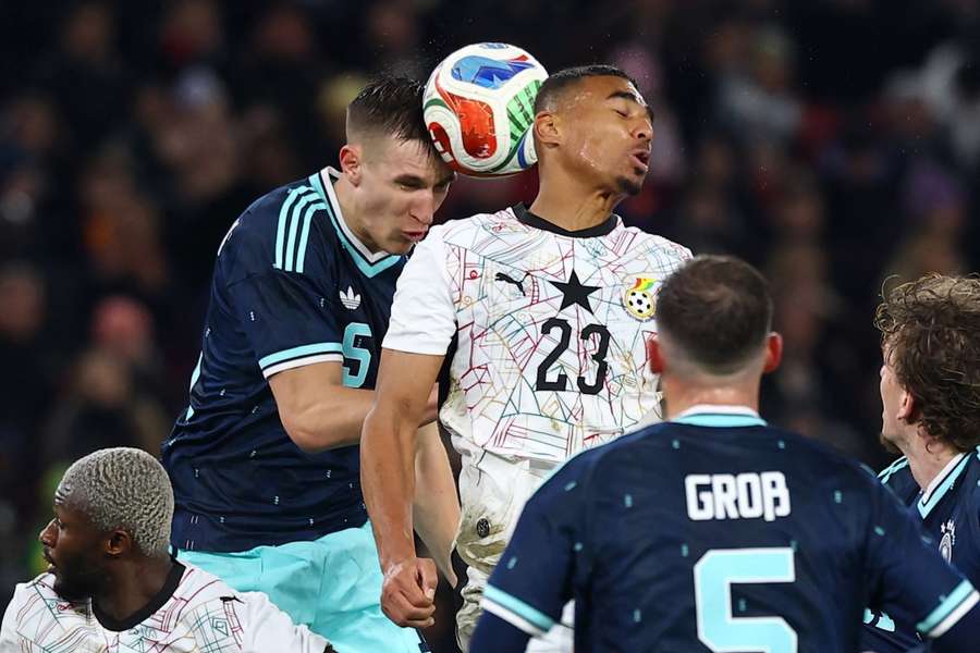 Nico Schlotterbeck im Kopfballduell mit Ghanas Alexander Djiku