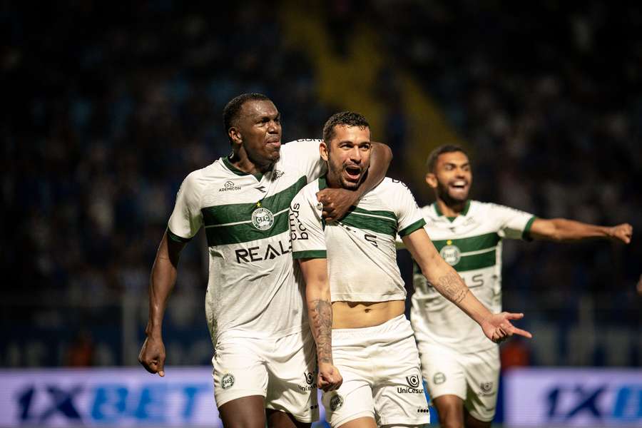 Coritiba não perdoou o Avaí em Santa Catarina