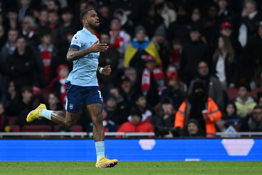 Brentford's English striker Ivan Toney celebrates after scoring the equalising goal against Arsenal