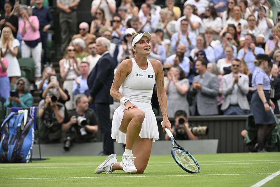 Markéta Vondroušová při svém životním úspěchu ve Wimbledonu.